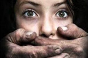 Cinsel eğitim dersinden &ccedil;ıkıp kıza tecav&uuml;z etti