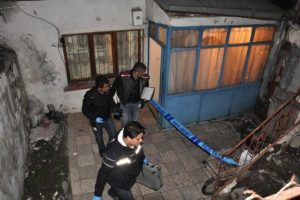 Yatak odasında intihar etti