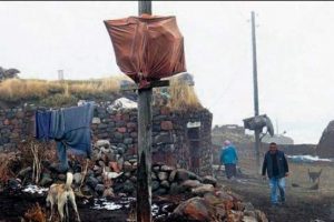 Kars'a kış gelince kazlar direğe asılır