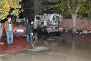 Su borusu patladı sokaklar g&ouml;le d&ouml;nd&uuml;