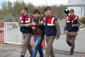Cezaevinden ka&ccedil;tı, kadın kılığında yakalandı