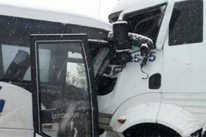 Midib&uuml;s ile kamyon &ccedil;arpıştı: 19 yaralı