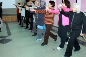 Bastonuyla folklor oynayan 85'lik nine şaşırttı