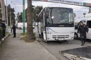 &Ccedil;evik kuvvet ekiplerini taşıyan otob&uuml;s kaza yaptı!