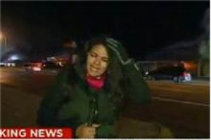 Ferguson'da CNN muhabirinin başına taş geldi