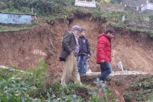 Sağanak yağış mezarları kaydırdı!