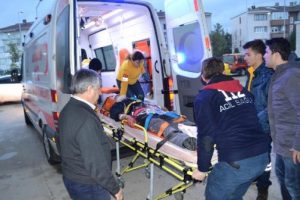 Otomobil TIR'ın altına girdi!