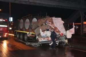 Kontrolden &ccedil;ıkan s&uuml;t tankeri reklam panolarına girdi