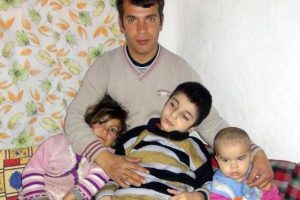 Ona uzanacak yardım elini bekliyor