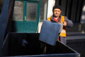 Gazeteciye yaprak toplama cezası