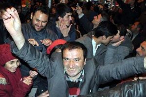 Yolun karşısına ge&ccedil;mek isterken...