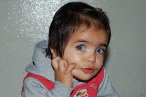 2 yaşındaki &ccedil;ocuğun işitme cihazını &ccedil;aldılar