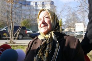 Kıymet teyze zaferini davulla zurnayla kutladı
