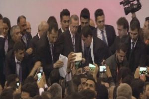 Cumhurbaşkanı ile selfie izdihamı
