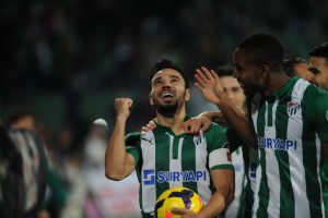 Timsah zirveden kopmak istemiyor