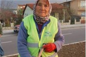 Sabriye Nine gen&ccedil;lere taş &ccedil;ıkarıyor!
