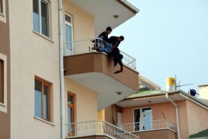 İş&ccedil;iler canlarını b&ouml;yle hi&ccedil;e sayıyor!