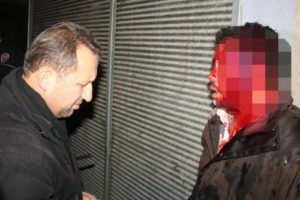 &Ouml;fkeli kalabalığın elinden zor kurtuldu!