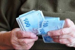 Emekliyi kandırıp maaşını aldılar
