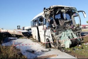 Yollar kan g&ouml;l&uuml;: 5 &ouml;l&uuml;, 34 yaralı