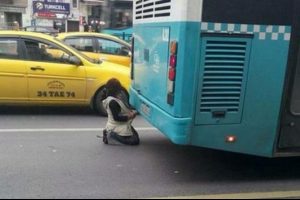 Bu &ccedil;ocuk ne mi yapıyor? İşte cevabı...