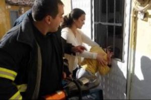 Kapıyı kafasıyla a&ccedil;mak isteyince...