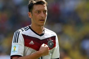 Mesut &Ouml;zil FIFA Yılın Takımı'na aday g&ouml;sterildi