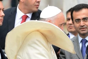 Papa r&uuml;zgarın azizliğine uğradı
