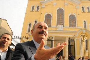 M&uuml;ezzinoğlu Edirne'de tartışılan Sinagog'u gezdi