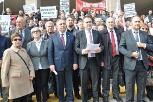 Cezaevine giren profes&ouml;re avukatlardan destek