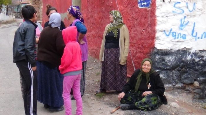 Yaşlı kadının bileziklerini &ccedil;aldılar