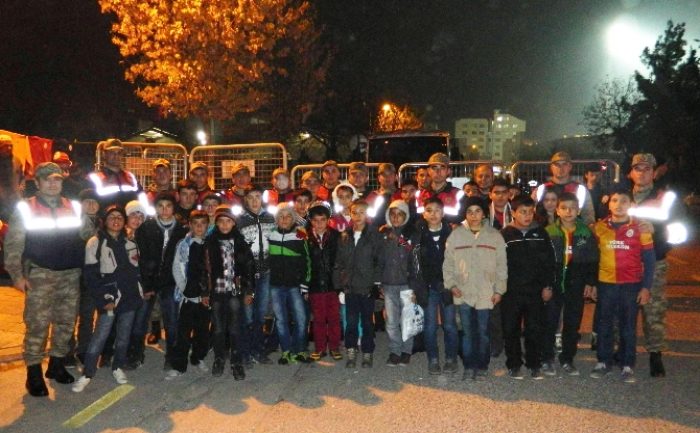 Jandarma &ouml;ğrencileri "Galatasaray" ile &ouml;d&uuml;llendirdi