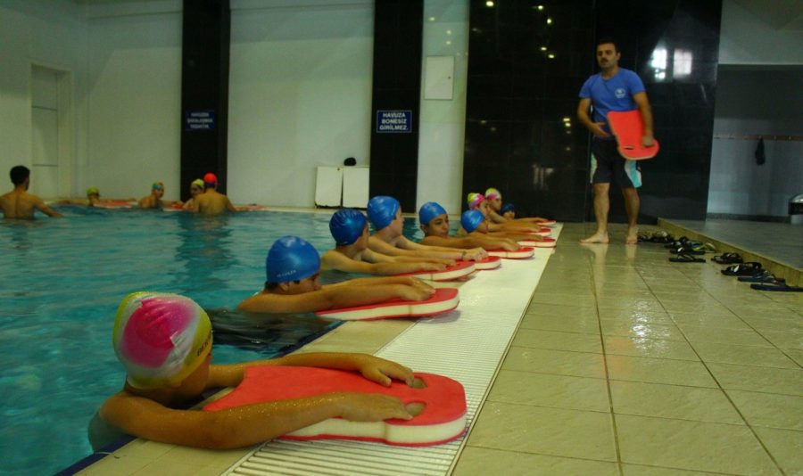 Koruma altındaki &ccedil;ocuklar i&ccedil;in y&uuml;zme kursu
