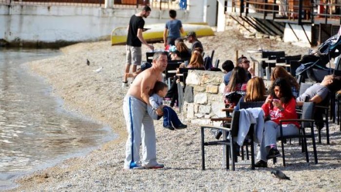 G&uuml;neşi g&ouml;ren sahile koştu!