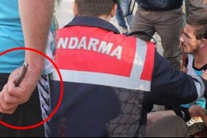 Kırmızı kart g&ouml;ren futbolcu bı&ccedil;ağı kaptı ve...