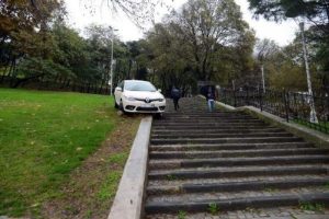 Bu otomobil oraya girmeyi nasıl başardı!