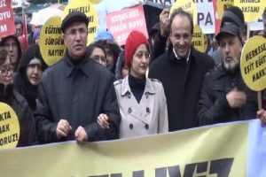 Engelliler İstiklal Caddesi'nde y&uuml;r&uuml;d&uuml;