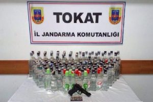 Minib&uuml;s'ten 172 litre ka&ccedil;ak rakı &ccedil;ıktı!