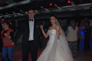 Mayın patlamasında g&ouml;z&uuml;n&uuml; kaybeden &uuml;steğmen evlendi