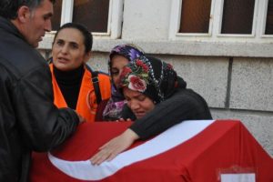O madenci g&ouml;z yaşlarıyla uğurlandı