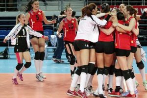 Vakıfbank zirveyi bırakmadı