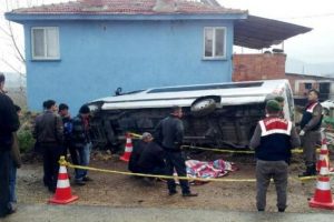 Minib&uuml;s&uuml;n &ccedil;arptığı yaya yaşamını yitirdi