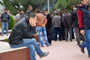 İşten &ccedil;ıkarılan madenciler &ccedil;aresiz