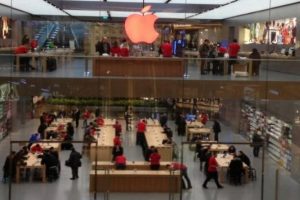 Apple'ın mağazası 'kırmızı'ya b&uuml;r&uuml;nd&uuml;
