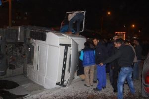 Kabinde sıkışan s&uuml;r&uuml;c&uuml;y&uuml; itfaiye kurtardı