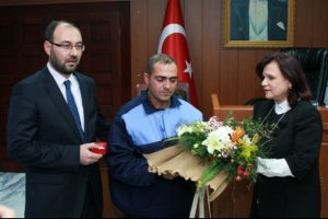 Kahraman temizlik iş&ccedil;isine &ouml;d&uuml;l yağıyor