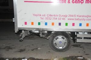Motosikler s&uuml;r&uuml;c&uuml;s&uuml; kamyonetin altında kaldı!