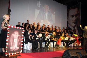Kalp krizinden &ouml;len m&uuml;d&uuml;r anısına konser