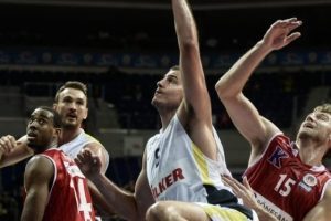 Fenerbah&ccedil;e &Uuml;lker zirvede