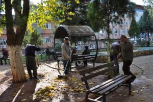Şiddet ve trafik cezasını park temizleyerek &ccedil;ekiyorlar
